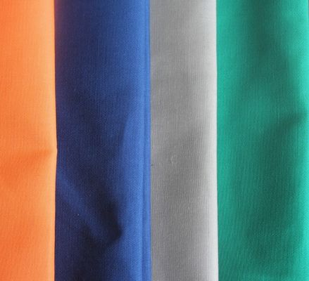 Изысканная модная огнеупорная габардинная ткань для рабочей одежды 100% полиэстерная ткань